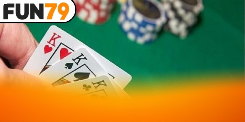Giao diện bàn bài liêng trực tuyến tại Fun79 với lượt đánh và bộ hợp lệ